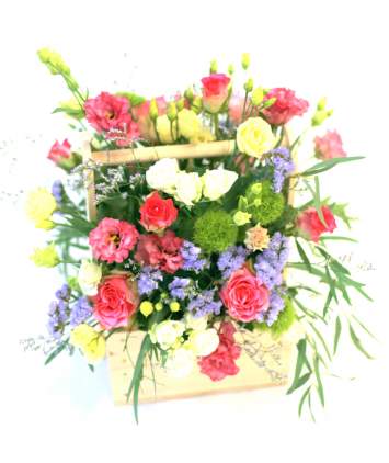 Žaisminga gėlių kompozicija medinėje rankų darbo dėžutėje
